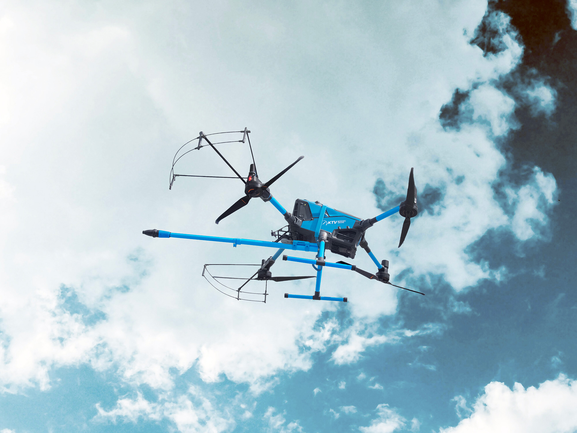 Operación de limpieza e inspección con drone sobre infraestructura en altura